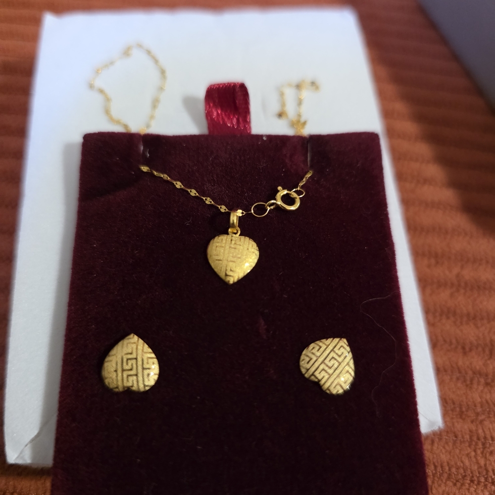 18 K solid Gold From Dubai. REFER TO DESCRIPTION AND PHOTOS.